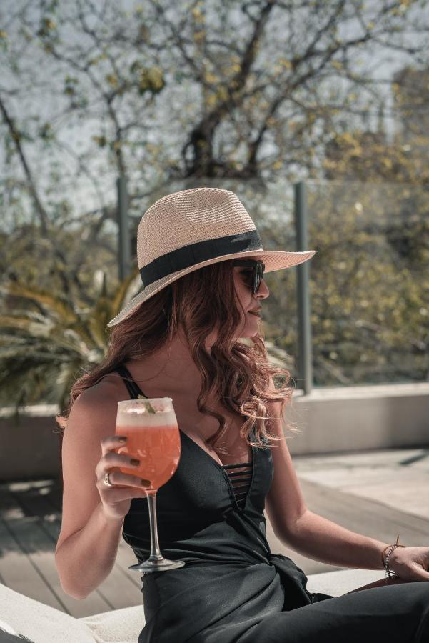 Diplomatichotel Мендоса Екстер'єр фото A woman wearing a hat