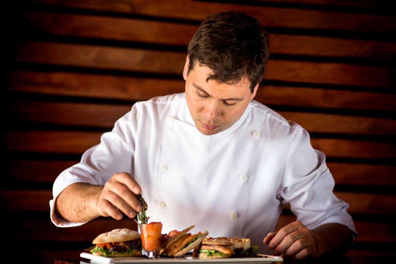 Diplomatichotel Мендоса Екстер'єр фото A chef finishing a dish