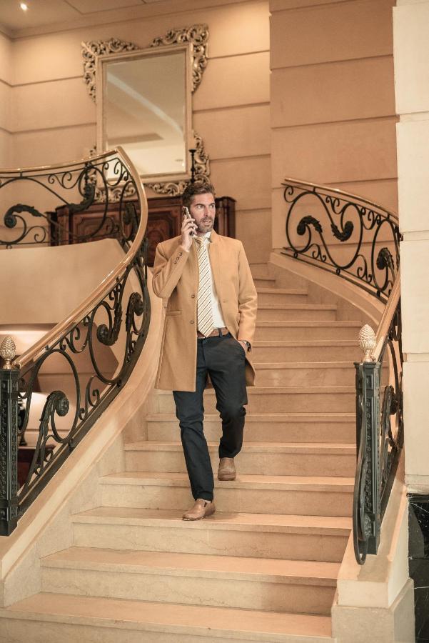 Diplomatichotel Мендоса Екстер'єр фото A man wearing a camel coat