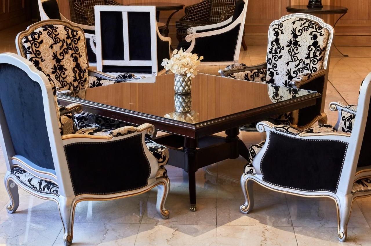 Diplomatichotel Мендоса Екстер'єр фото A set of chairs and a table