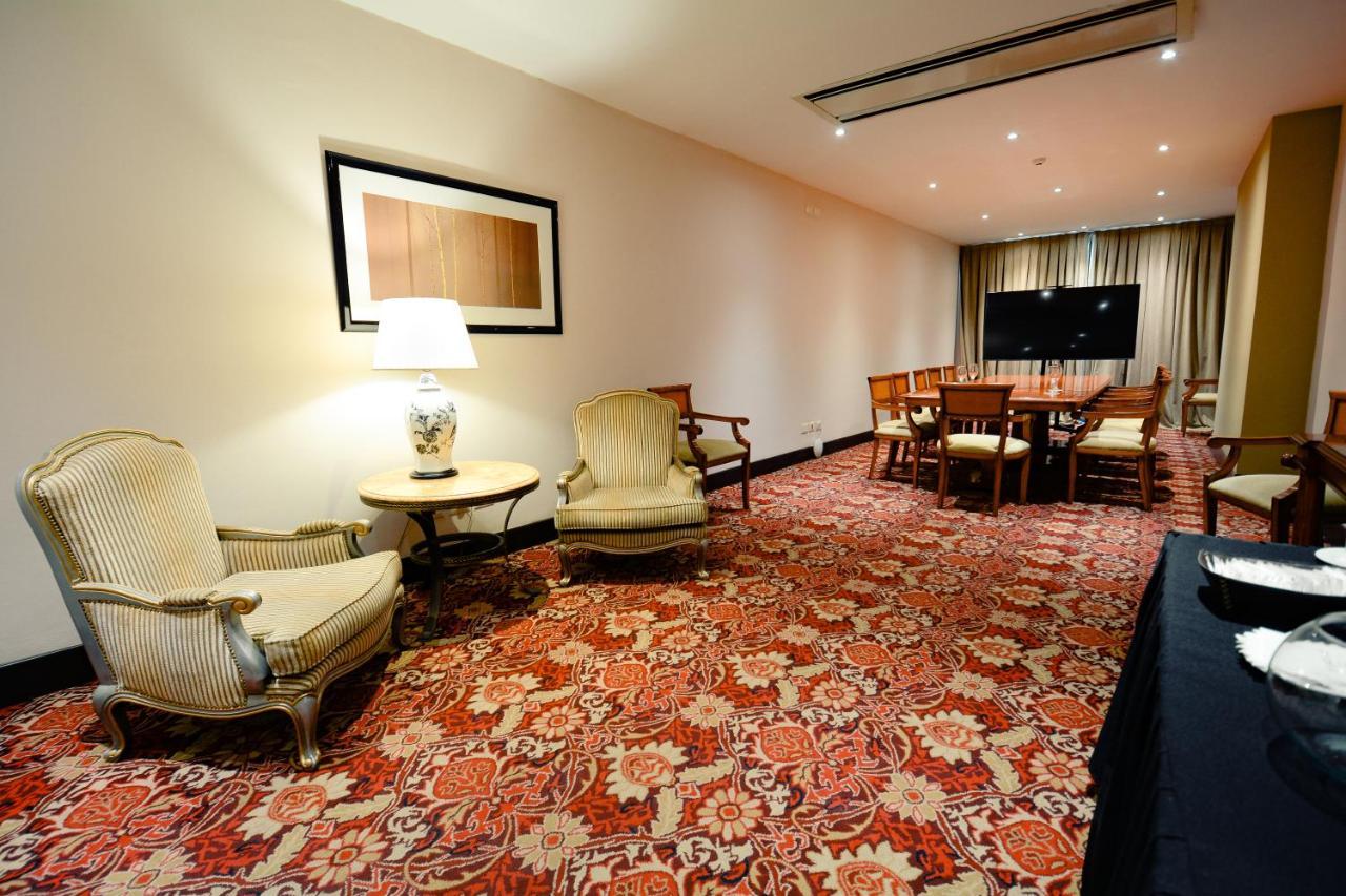 Diplomatichotel Мендоса Екстер'єр фото A carpet in a hotel room