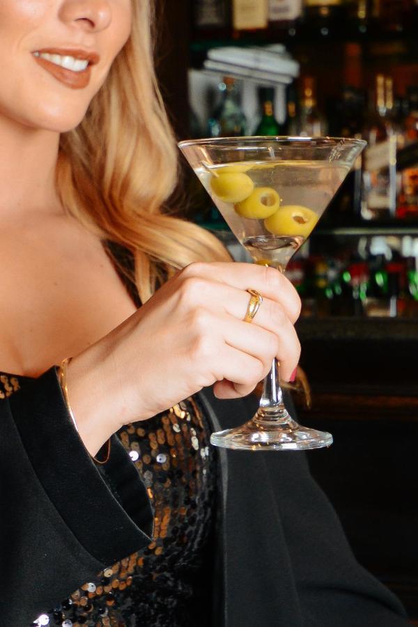 Diplomatichotel Мендоса Екстер'єр фото A woman holding a martini