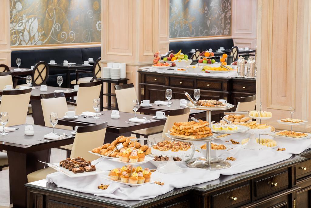 Diplomatichotel Мендоса Екстер'єр фото A buffet at a hotel