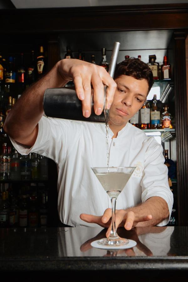 Diplomatichotel Мендоса Екстер'єр фото A bartender at work