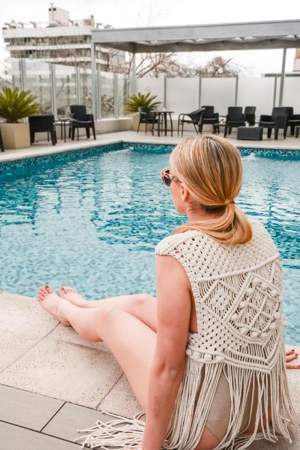 Diplomatichotel Мендоса Екстер'єр фото A woman sitting by a pool