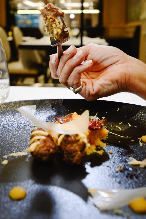 Diplomatichotel Мендоса Екстер'єр фото Parmigiano-Reggiano being grated over a dish