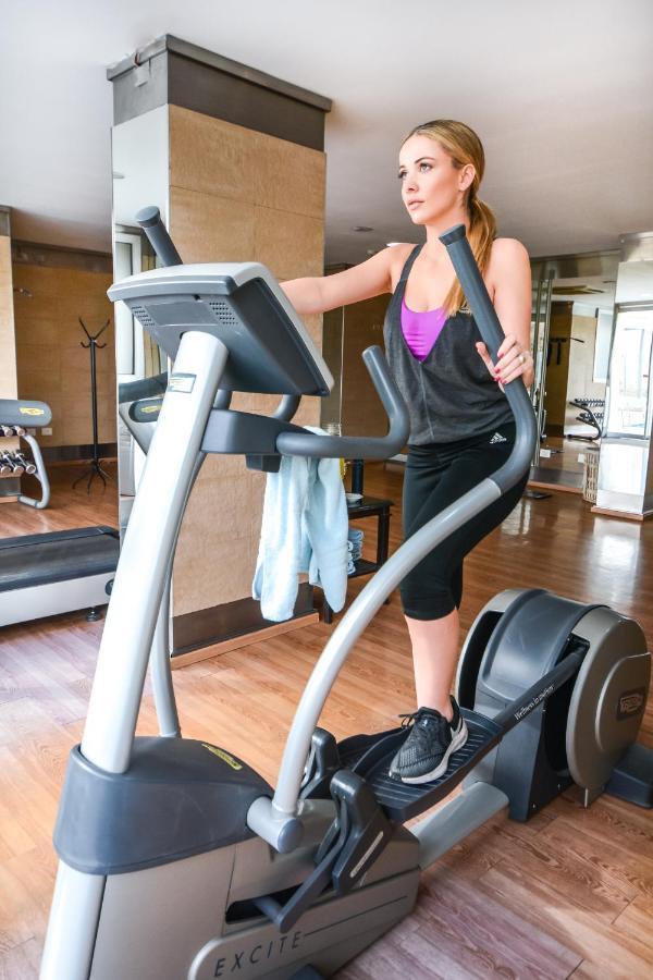 Diplomatichotel Мендоса Екстер'єр фото A woman using a cross trainer